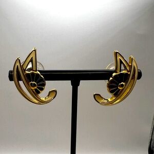 Crown Trifari Black and white gold tone pierced earrings